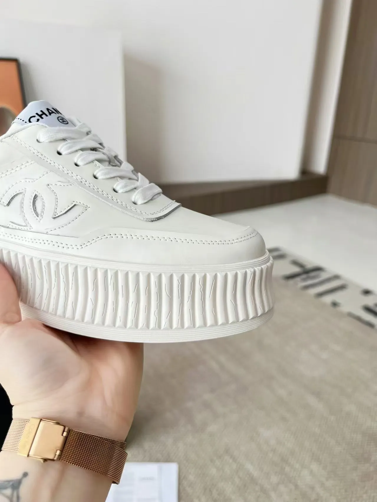 👟👟Ex-factory price 520👟👟 Thick-soled Chanel Chanel 24SF latest model full leather panda color white shoes casual sports shoes skateboard shoes original purchase and development production Xiaoxiang C Home Another super popular item in the counter, loved by Internet celebrity bloggers and sisters, and various praises on social platforms. It is extremely popular, has a high texture, is breathable and super spring and summer. Seeing this issue always arouses the inner desire of girls for fashion. The latest suede material, classic black and white color, full of fashionable feeling on the feet and easy to care for. Fabric: Original customized imported cowhide material. Lining: Customized soft sheepskin lining. Sole: Original molded TPU non-slip outsole. Bottom thickness: 4CM. Size: Women's size 35-40 (custom-made sizes 40 are non-refundable)